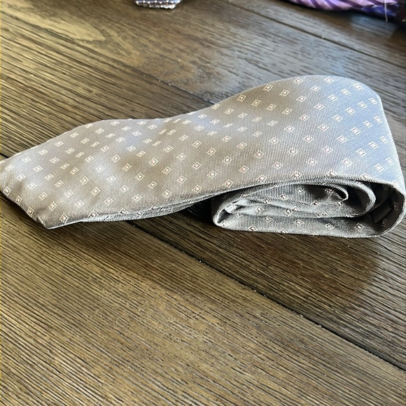 Michael Kors Gray with Light Pink Dotted Squares Print Silk Mens Tie - Picture 6 of 6